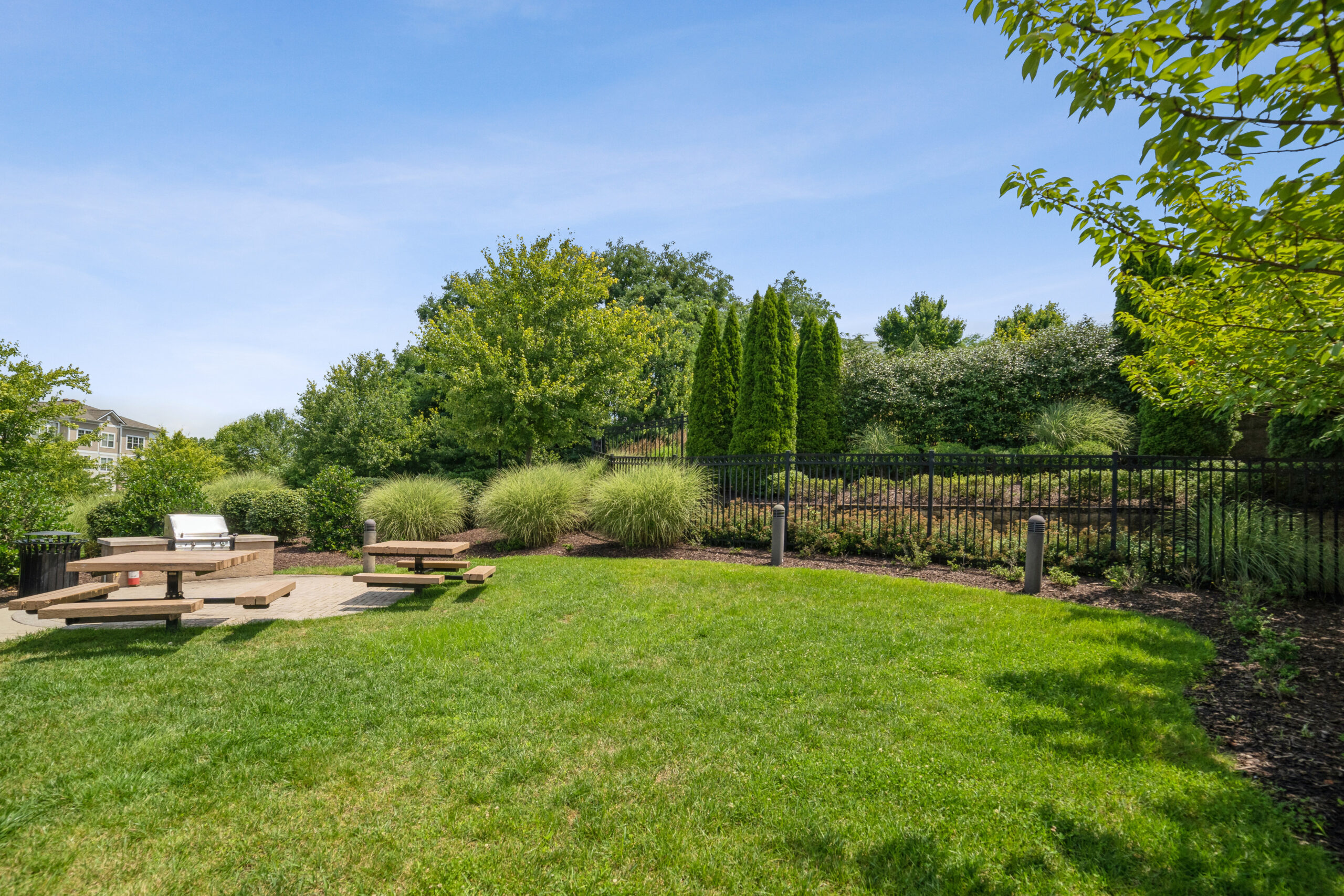 Groveton Green apartment community lawn